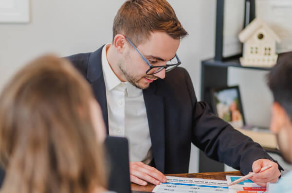 Estate agent discussing what a house is worth